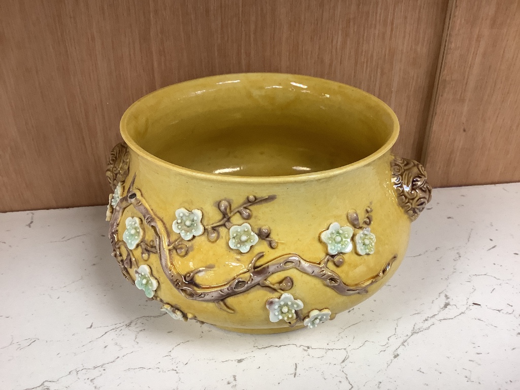 A Chinese yellow glazed censer, 7.5cm high